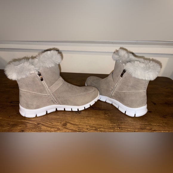 NWOT Women's Gray Fur-Lined Ankle Boots - Picture 7 of 8